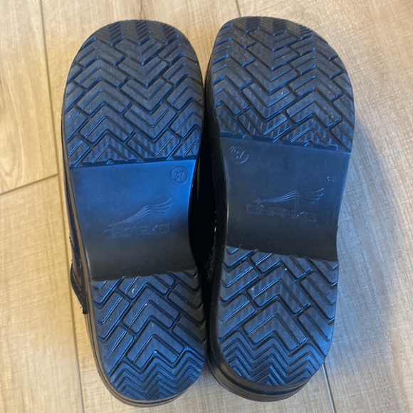 Black patent leather Dansko clog. Size 37 - Picture 8 of 8